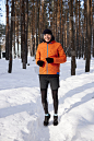 冬天，一个穿着鲜艳运动服的年轻人喜欢在树林里慢跑