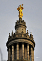 市政府大楼顶端尖塔上立有6米高，名为“市政之光”的金色雕塑。雕塑的造型是赤脚站在圆球上的女神，左手托着代表纽约的王冠。
 