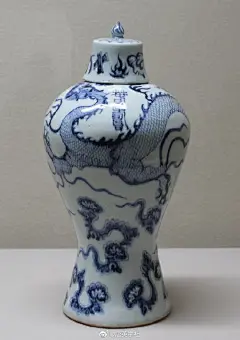                                                                                                         【黄清华老师朋友圈】
  前日在河南博物院看到来自周宪王陵出土的一个梅瓶盖，深感眼熟，回来想起来，原来与日本大阪市立东洋陶瓷美术馆收藏的【洪武 青花云龙纹春寿梅瓶】的盖子同出一窑，由此可以推测当年，该处开封朱仙镇周宪王陵当年陪葬可是存在同款的春寿梅瓶，可惜后来，盖与瓶身散失。另一个周 ​​​​...展