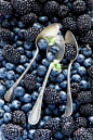 Blaubeere - Dark coloured berries, particularly blueberries, have cancer preventing qualities. Raspberries, blackberries, pomegranate, cherries ... Red grapes are a great source of resveratrol.