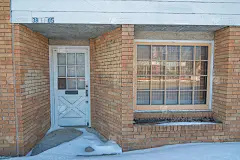 位于明尼阿波利斯湖街的老旧的积雪住宅/店面现在已经停业，建筑被拆毁，现在是一个杂货店和停车场的位置