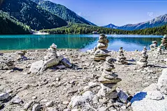 石头金字塔，小人，土堆，ovoo, Inukshuk在湖边或山河附近