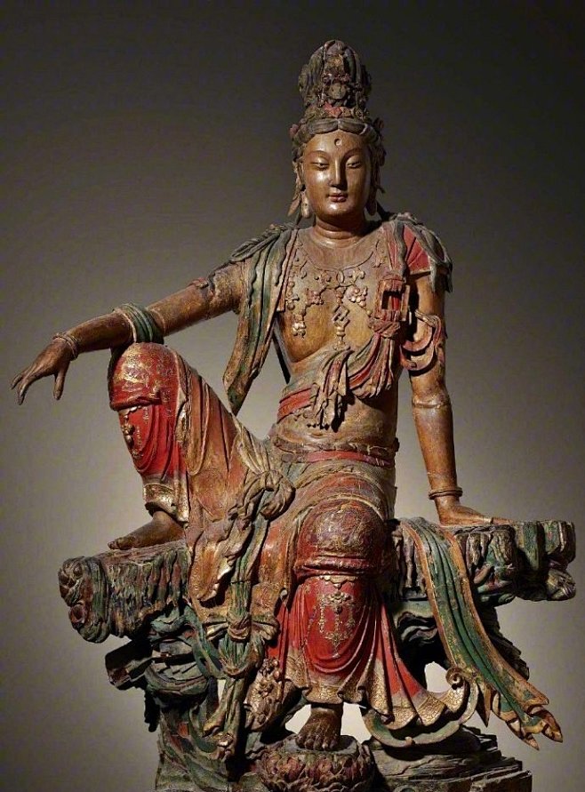 辽代彩绘木雕水月观音像，现藏于美国纳尔逊...
