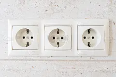 墙上的白色三重插座