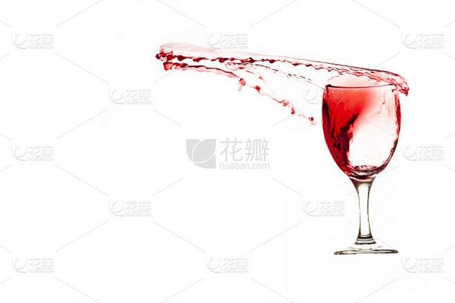 泼洒葡萄酒和酒杯