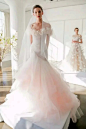 #Marchesa# 来自英国的新兴品牌，在2004年才由两名年轻女设计师Georgina Chapman及Keren Craig创立。走的是浪漫细腻的唯美风格，Marchesa永远能正中女人的下怀，给女性极致的梦幻柔美。昂贵的布料材质、精致的蕾丝、轻盈柔软的网纱，当它们堆叠在一起，你能感觉整件婚纱都仙气缭绕。
