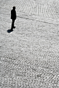 人,城市,纹理效果,广场,站_108196622_Man silhouette and cobblestone_创意图片_Getty Images China