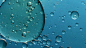 水抽象背景上的蓝色气泡颜色