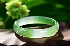 翡翠雕刻玉石翡翠手镯摄影图