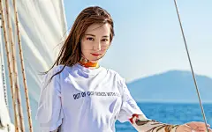 迪丽热巴海上清新高清桌面壁纸