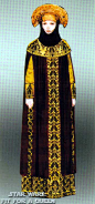 #星球大战服装# 系列（33）——帕德梅的旅行装，宽松的土黄色纱衣外罩黄褐色绣花长袍，头戴半圆形彩绘头冠，在户外时还有一条黄色蕾丝头巾。这套衣服色泽低调，不容易引起注意。造型灵感来自索妮娅·亚历山德罗夫娜公主的舞会服装（图9），传统俄罗斯服饰，头上的冠冕取材自俄国著名民族头饰Kokoshnik