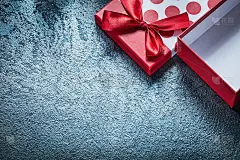 礼品盒与红色丝带黑色背景假日概念