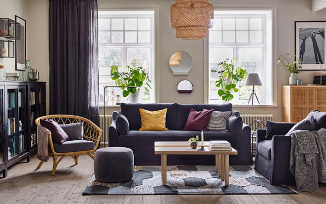 米色和灰色的客厅放着宽敞舒适的 FÄRL...