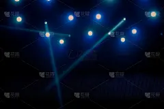 音乐会上的舞台灯光，模糊的背景。
