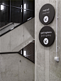 Gong多功能厅——以黑色圆为基础的双语言导视设计，标视学院
