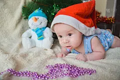 圣诞贺卡上可爱的小男孩穿着圣诞老人的红衣服