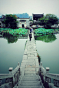 宏村，一步步行走的旅行。
早前的中国吧。。真想去看看。