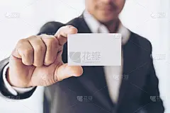 商人拿着和显示空的名片或名片-商业概念