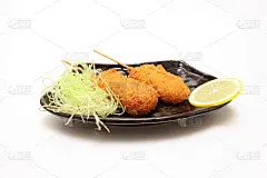 油炸的洋葱串和猪肉放在白色的背景上。