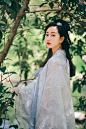花中来去看舞蝶，树上长短听啼莺。林下何须逺借问，出众风流旧有名。摄影：一只萬