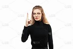 金发女孩在实现了一个伟大的想法后，像个天才一样骄傲地举起食指，说着“eureka”