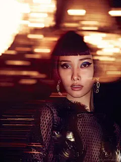 不眠夜-VOGUE中国-一个发光，感性的古铜色时尚时装镜头