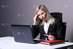 在办公室工作的女商人