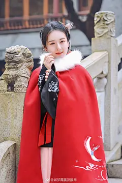 如梦霓裳汉服 #汉服#   

  20号（团）（购）第二波的第二弹！！冬天怎么能少了斗篷呢！当然你们的斗篷并没有被子那么厚
  毕竟小编不知道拆谁的被子来给泥萌做斗篷啊

                【雁归来】
   自古红蓝出CP，蓝斗篷有了又来红斗篷~...展开全文c