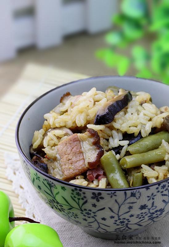 电饭煲懒人菜谱 
【腊肉豆角焖饭】1.腊...