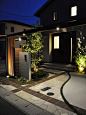 ナチュラルと和モダンの融合　サコヤマエクステリア　SAKOYAMA EXTERIOR　山口県М様邸 : ナチュラルと和モダンの融合を夜の照明の点灯により昼間とは違う癒しの空間になりました。それぞれ機能的な長所を生かした照明の配置で外構を一層引き上げてくれます。