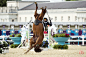 当地时间8月11日，男子现代五项，韩国选手Hwang　Woojin在比赛中失去对马匹的控制。AFP　PHOTO