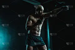 握拳时向前伸出一拳