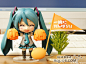 为了应援日本东北9.0级特大地震，Goodsmile推出了特别版的初音未来粘土人偶，这款应援版的初音原型是2010年10月发售的甩葱版，不过应援版可不是拿葱哦，而是双手拿着橙色的啦啦队的花球，还添加了橙色的音符旗子，上面写了应援的口号“一起努力吧！”