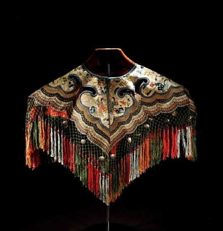 云肩。中国古代女性服饰肩上的装饰品，太美...