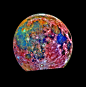 另类的世界：太阳系中10颗最奇怪的卫星
[图片说明]：伽利略木星探测器拍摄的月亮。不同的颜色代表不同的区域，蓝色：富钛区、橙色和紫色：贫钛和铁。
