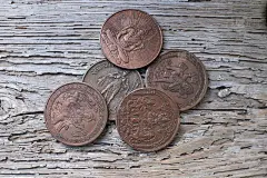 木材背景上的古印度铜币