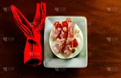 手工制作的鸡蛋馅和兔子餐巾，健康美味的小吃