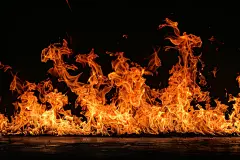 劈啪响的篝火燃烧火焰摄影图片