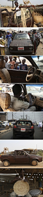 [【艺术创意】手工编织的汽车！] 尼日利亚的编织艺人Ojo Obaniyi想出了一个绝妙的方法，来给他的手工编织生意打广告：他将一辆破旧的大众皮卡里里外外都用棕榈藤编织起来，包围了整个车身、车轮毂、座椅、方向盘和整个仪表盘。接着，开着他的车到处去兜风，于是——车子变成了一个显眼的移动广告牌。