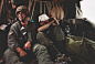 【哭泣的美国大兵】
1991   当美国中士Ken Kozaklewicz（23岁）知道旁边袋子里装着好友Andy Alaniz的尸体时不禁失声痛哭。“友军炮火”夺去了Alaniz的生命，也令Kozakiewicz受伤。在海湾战争最后一天，他们由Mash机组的直升机协助撤退。(David Turnley) 