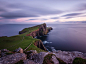6.25：苏格兰暮色：内斯特岬灯塔
「下了好几天的雨之后，我终于得以在内斯特岬灯塔（Neist Point Lighthouse）目睹一场美丽的落日，并在暮色中拍下这张照片，」Stefano Coltelli 写道。「这幅影像是 8 月中旬在苏格兰的斯凯岛（Isle of Skye）捕捉的。」