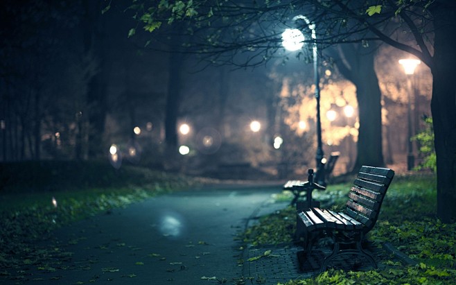 夜晚路灯下的公园长椅