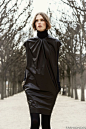 Dior Pre-Fall 2012 Lookbook






















如何在简约的穿着中融入盛装风格，如何在展现优雅的同时又不会over-dressed，Christian Dior绝对是各种高手。2012早秋系列，Dior带给我们一如既往的法式风情，那种略微复古的鲜明轮廓，绸缎面料或是蕾丝点缀都运用得恰到好处，美得低调，却不容忽视。

(22张)