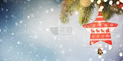 圣诞装饰与雪花木制背景，贺卡圣诞快乐和新年快乐