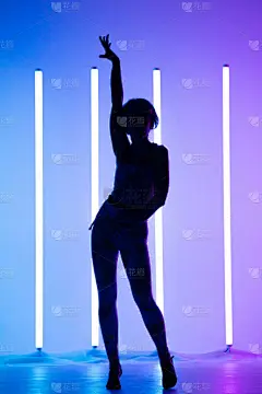 优雅的年轻女子在工作室里跳着现代舞蹈的元素，背景是蓝色紫色的霓虹灯。舞蹈海报设计.