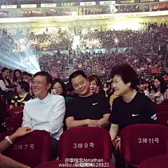 #李宇春野蛮生长巡演# 收图看见一张春爸宠溺的眼神～母女俩的侧颜简直了一模一样哒～