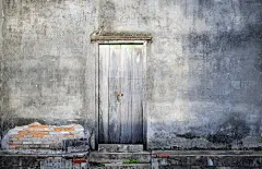 门和深色的混凝土墙复古的外观