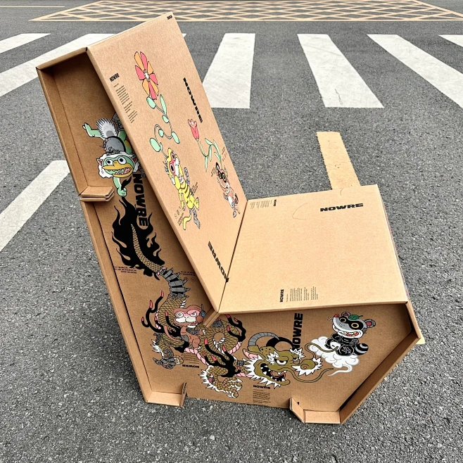 为NOWRE的纸皮沙发画画