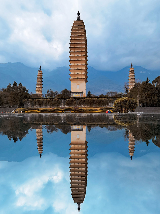 大理 崇圣寺 三塔倒影 (手机摄影)摄影照片