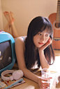 穿着可爱吊带裙的可爱女孩居家慵懒生活写真美照 - 搜优图片网